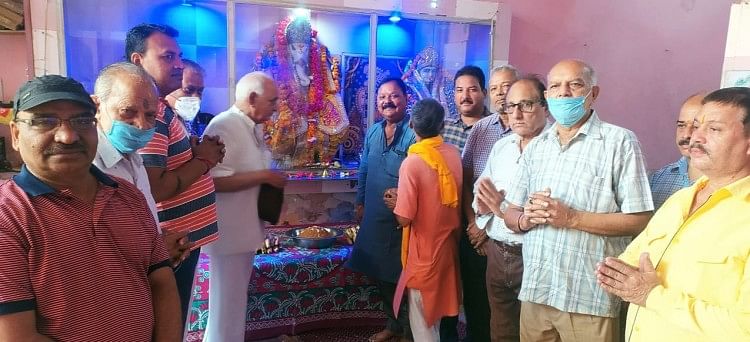 श्री गणेश जन्मोत्सव पर राधा रमण मंदिर में झूम उठे भक्त अमरोहा में श्री गणेश के जन्मोत्सव के दौरान मौजूद श्रीरामायण संकीर्तन मंडल पदाधिकारी।