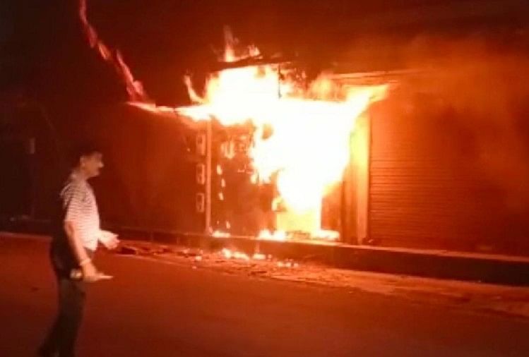 Fire Broke Out In Clothes Shop Due To Short Circuit In Agra - आगरा: शॉर्ट  सर्किट से कपड़े की दुकान में लगी भीषण आग, 25 लाख का माल जलकर खाक - Amar