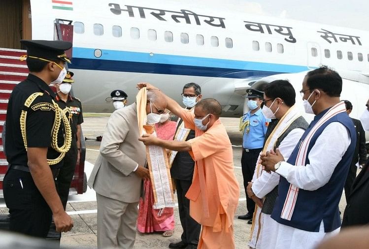 President Ramnath Kovind In Prayagraj : राष्ट्रपति रामनाथ कोविंद पोलो  ग्राउंड पर पहुंचे, सीएम योगी और राज्यपाल आनंदीबेन ने किया स्वागत »  Headlines Hindustan