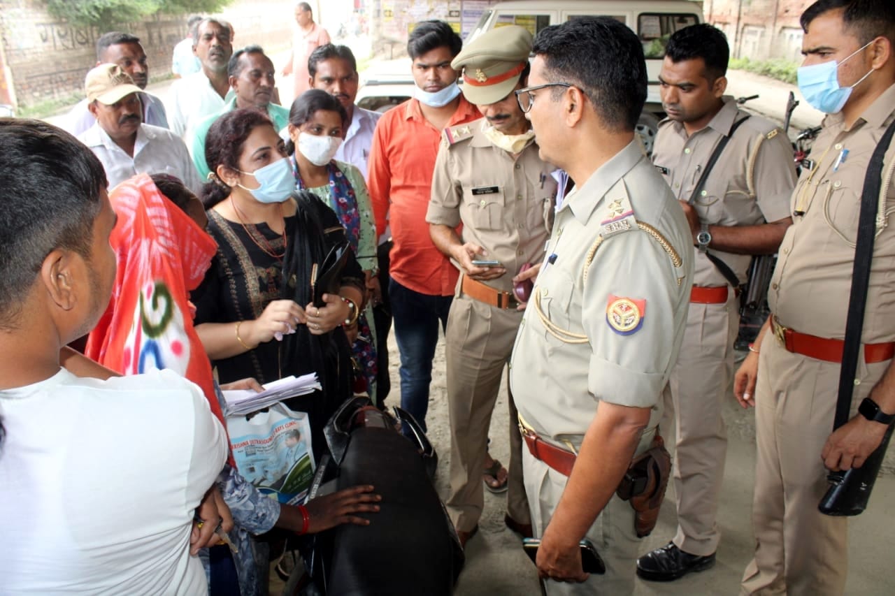 अमरोहा कैनरा बैंक में हंगामा करते खातेधारकों को समझाती पुलिस। अमरोहा कैनरा बैंक में हंगामा करते खातेधारकों को समझाती पुलिस।