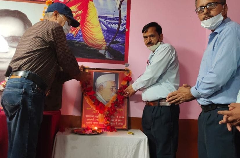 शांतिपुरी में पंतजी के चित्र पर पुष्प अर्पित करते स्कूल उपाध्यक्ष व प्रधानाचार्य।