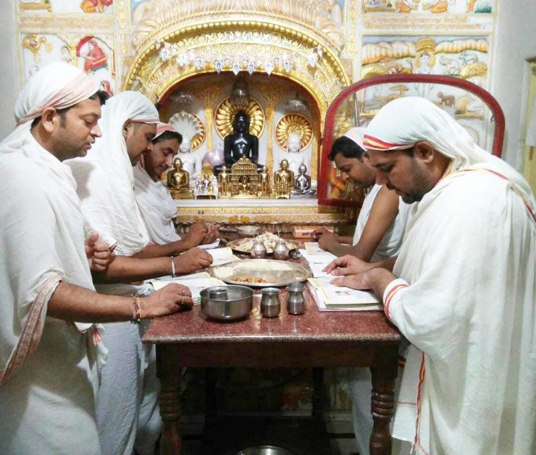 रामपुर मनिहारान जैन मंदिर में पूजा अर्चना करते श्रद्धालु