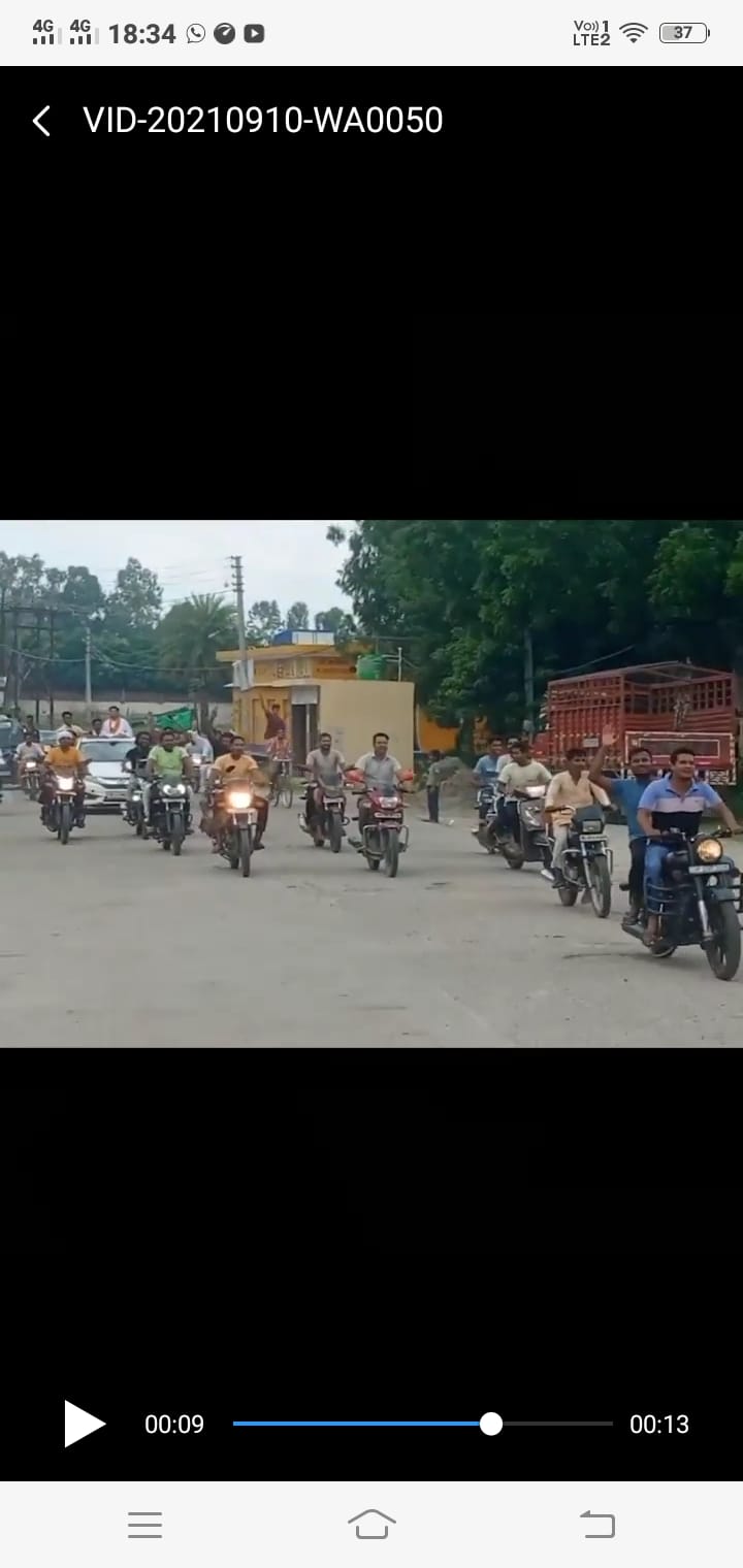 जमानत पर आए अफसर अली वारसी जुलूस की शक्ल में अपने घर जाते हुए जमानत पर आए अफसर अली वारसी जुलूस की शक्ल में अपने घर जाते हुए