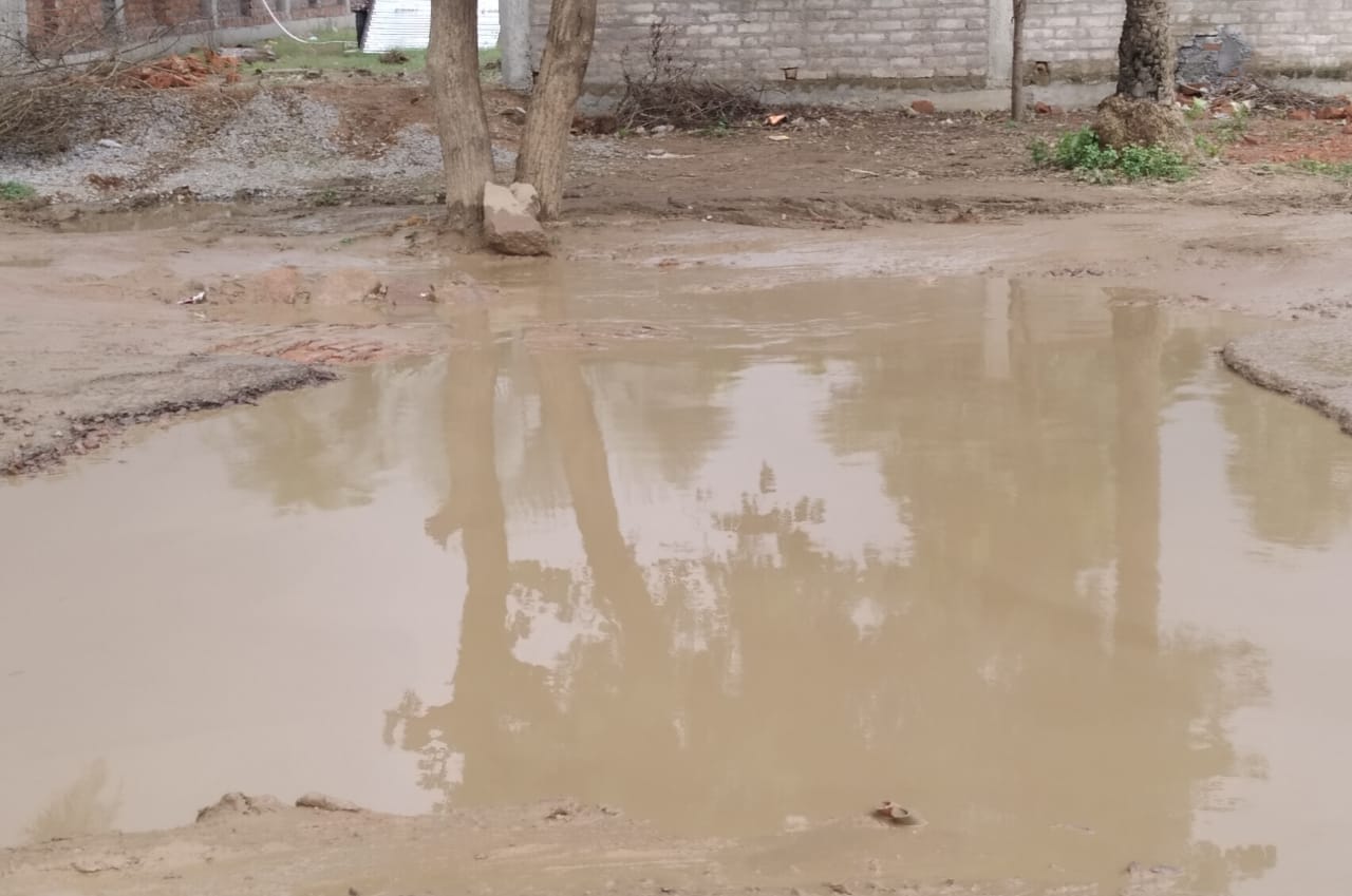 सड़क के बीच में हुआ गड्ढा बना तालाब सड़क के बीच में हुआ गड्ढा बना तालाब