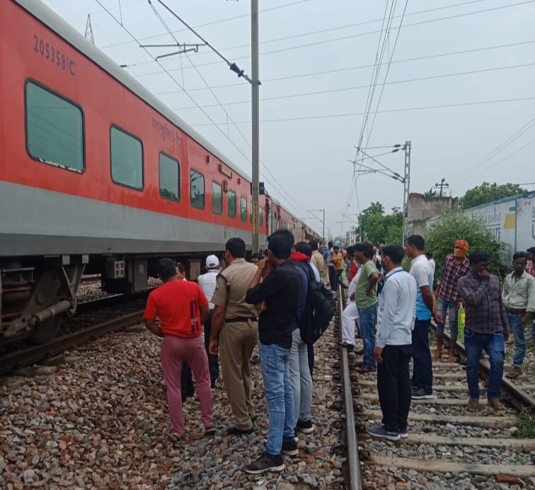 घटना के बाद खड़ी अजीमाबाद सुपरफास्ट स्पेशल ट्रेन घटना के बाद खड़ी अजीमाबाद सुपरफास्ट स्पेशल ट्रेन
