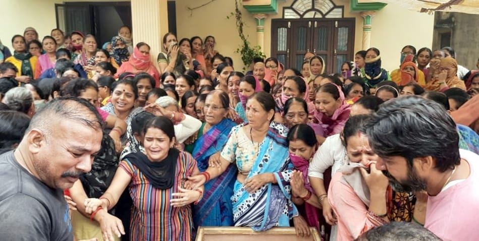 बिजनौर के अफजलगढ़ के गांव भिक्कावाला में मृतक एनडीआरएफ के सैनिक के विलाप करते परिजन। बिजनौर के अफजलगढ़ के गांव भिक्कावाला में मृतक एनडीआरएफ के सैनिक के विलाप करते परिजन।