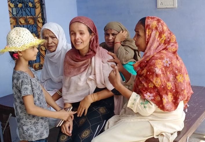 सफीपुर में वृद्धा मुश्तरी की हत्या के बाद बिलखते परिजन। संवाद सफीपुर में वृद्धा मुश्तरी की हत्या के बाद बिलखते परिजन। संवाद