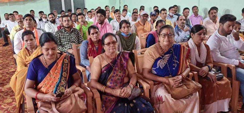 चंपावत में भाजपा की बैठक में मौजूद कार्यकर्ता। फोटो: संवाद न्यूज एजेंसी चंपावत में भाजपा की बैठक में मौजूद कार्यकर्ता। फोटो: संवाद न्यूज एजेंसी