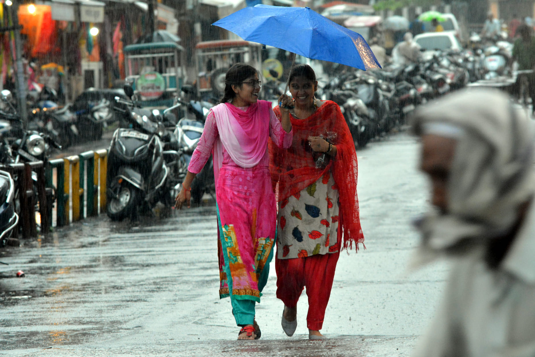 मुजफ्फरनगर में झमाझम बारिश में छाता लेकर गंतव्य को जाती युवतियां। मुजफ्फरनगर में झमाझम बारिश में छाता लेकर गंतव्य को जाती युवतियां।
