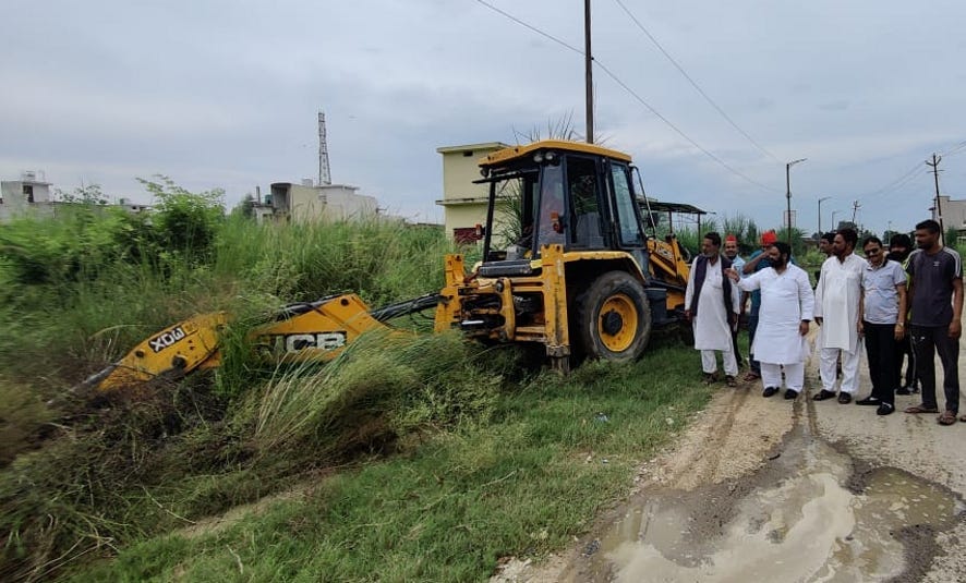 नजीबाबाद के आजाद चौक क्षेत्र में जेसीबी से नाला खुदवाने पहुंचे विधायक। नजीबाबाद के आजाद चौक क्षेत्र में जेसीबी से नाला खुदवाने पहुंचे विधायक।
