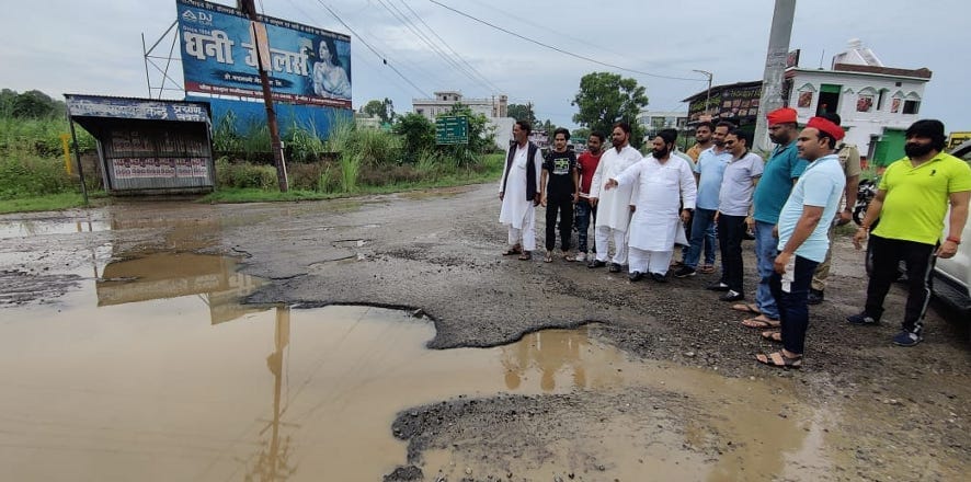 नजीबाबाद में आजाद चौक पर जल निकासी सुचारु कराने पहुंचे विधायक। नजीबाबाद में आजाद चौक पर जल निकासी सुचारु कराने पहुंचे विधायक।