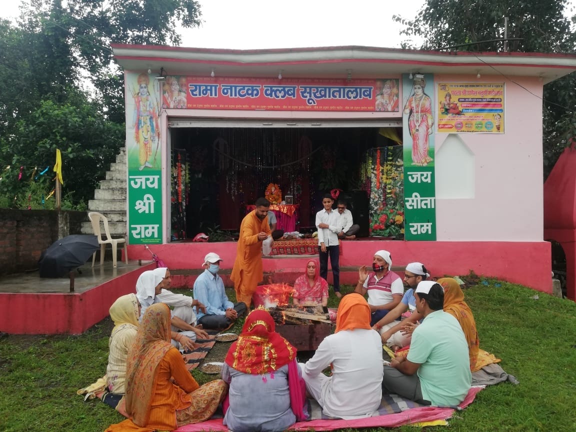 बिलावर के सूखा तलाब में श्री गणेश प्रतिमा की स्थापना से पूर्व होने वाले पूजन में भाग लेते श्रद्धा