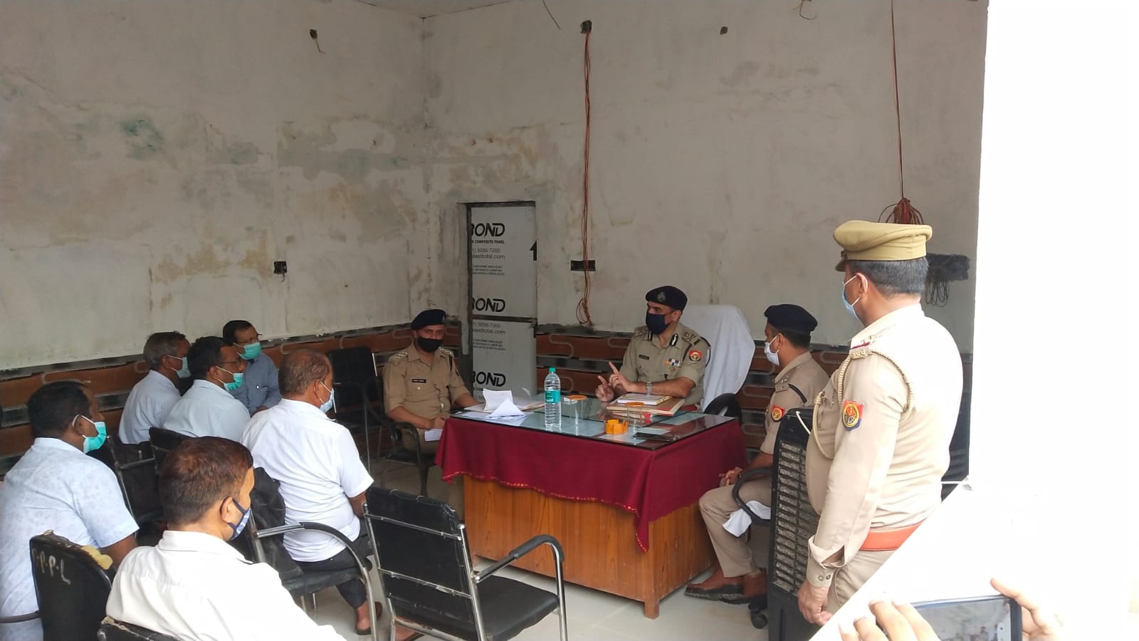 नानौता थाने में फरियादियों की समस्या सुनते एडीजी राजीव सभरवाल नानौता थाने में फरियादियों की समस्या सुनते एडीजी राजीव सभरवाल