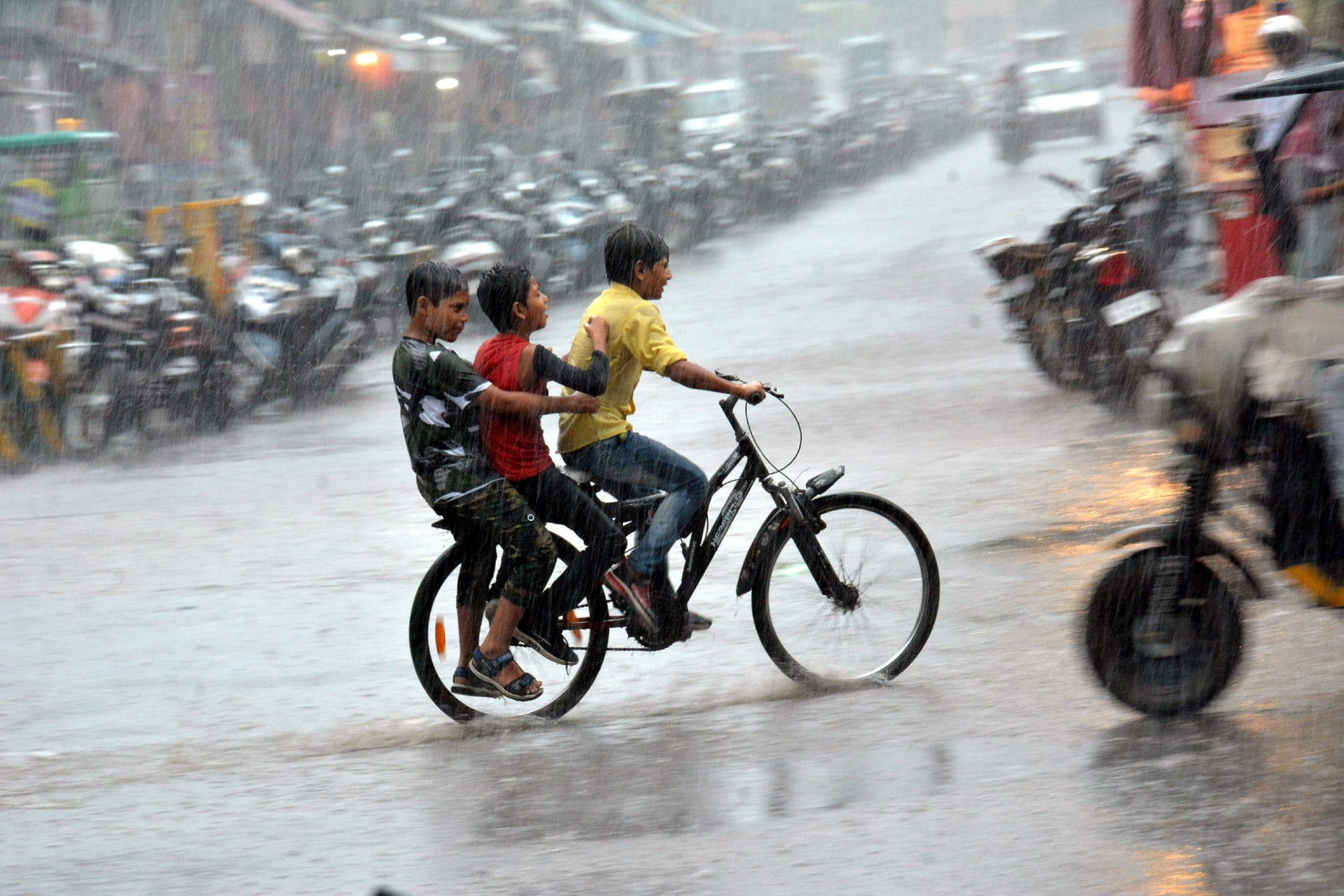मुजफ्फरनगर में हुई झमाझम बारिश में साईकिल चलाते बच्चें। । मुजफ्फरनगर में हुई झमाझम बारिश में साईकिल चलाते बच्चें। ।