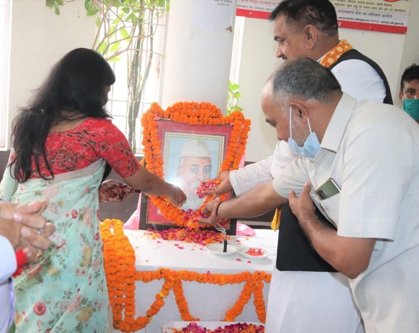 रुद्रपुर कलक्ट्रेट में पंत जी के चित्र पर पुष्प अर्पित करतीं डीएम विधायक व अन्य।