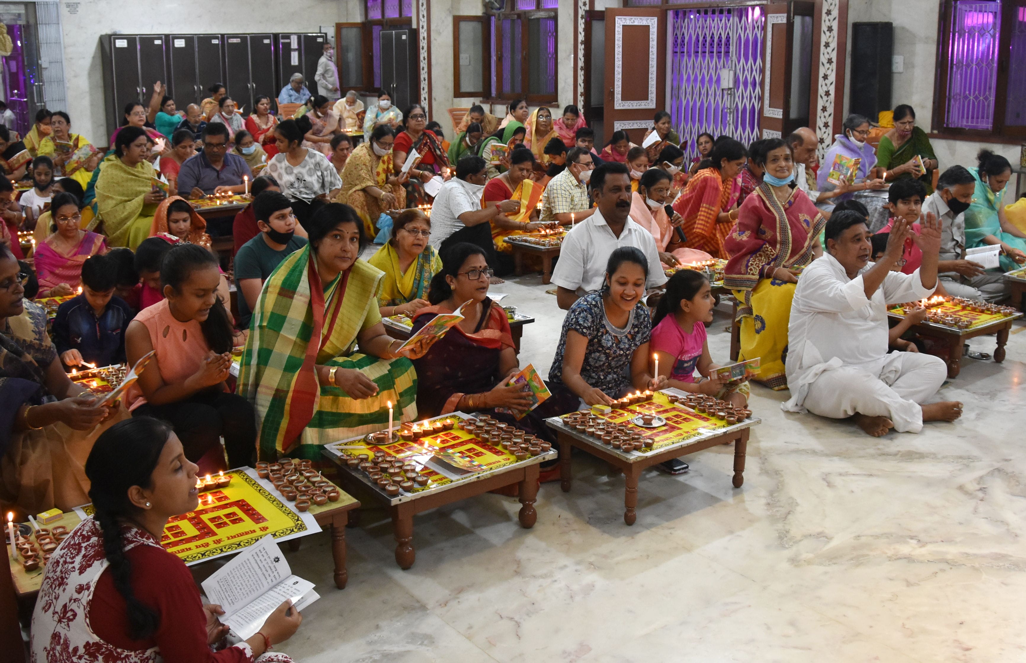 दशलक्षण पर्व पर चन्द्र नगर जैन पंचायती मन्दिर में पूजा अर्चना करते जैन समाज के लोग दशलक्षण पर्व पर चन्द्र नगर जैन पंचायती मन्दिर में पूजा अर्चना करते जैन समाज के लोग