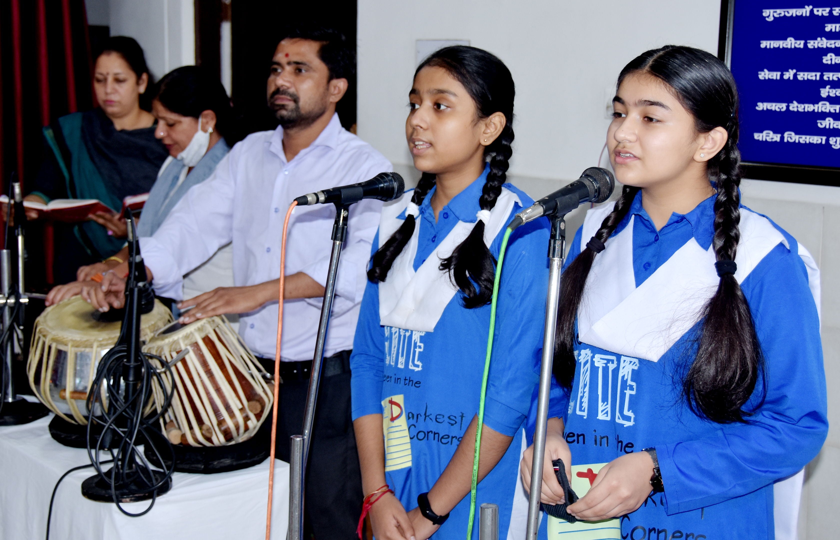सरस्वती विहार सीनियर सेकेंडरी स्कूल में अमर उजाला द्वारा हिन्दी पर आयोजित गोष्ठी में स्वागत गान सरस्वती विहार सीनियर सेकेंडरी स्कूल में अमर उजाला द्वारा हिन्दी पर आयोजित गोष्ठी में स्वागत गान
