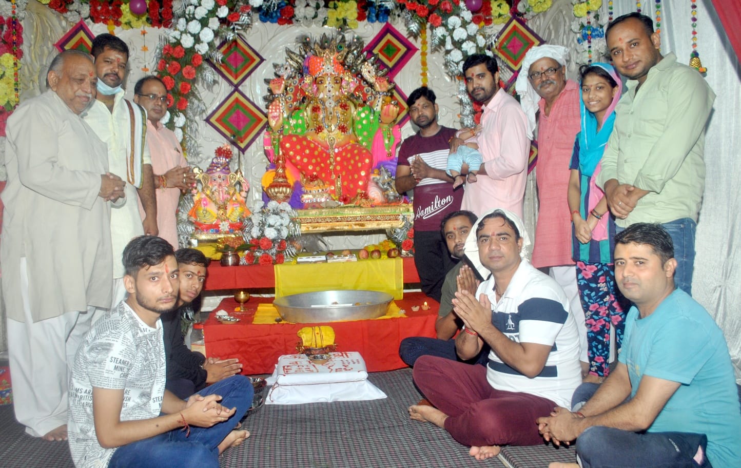शामली आठठे वाला मन्दिर में गणेश मोहत्सव के दोरान   पूजन करते श्रद्वांलू