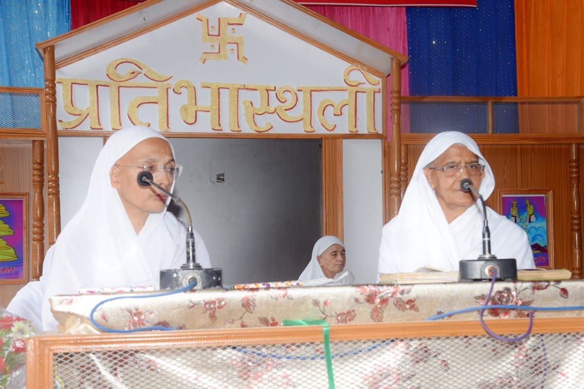 श्री क्षेत्रपाल मंदिर में प्रवचन करती आर्यिका माता जी श्री क्षेत्रपाल मंदिर में प्रवचन करती आर्यिका माता जी