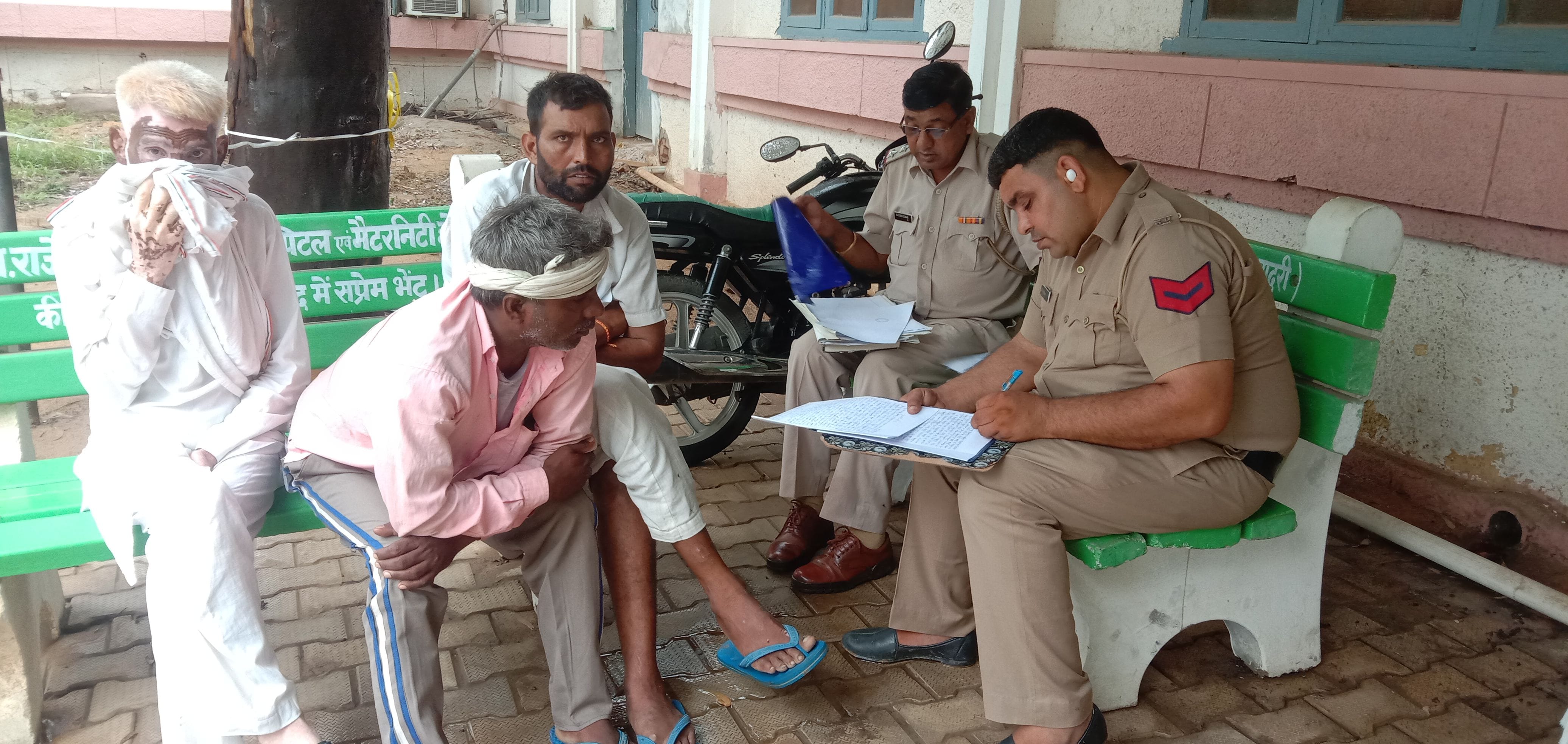  चरवाहे की हत्या मामले में सामान्य अस्पताल में कार्रवाई करते पुलिस कर्मचारी।
