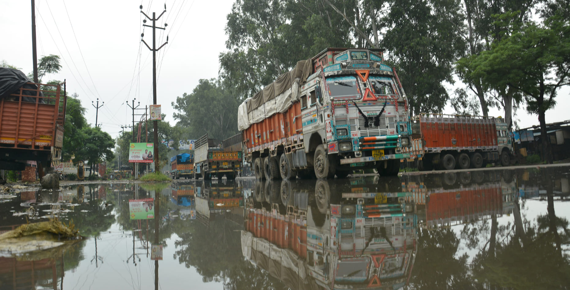 मुजफ्फरनगर के वहलना चौक पर बारिश के बाद हुआ जलभराव में खडें वाहन। मुजफ्फरनगर के वहलना चौक पर बारिश के बाद हुआ जलभराव में खडें वाहन।