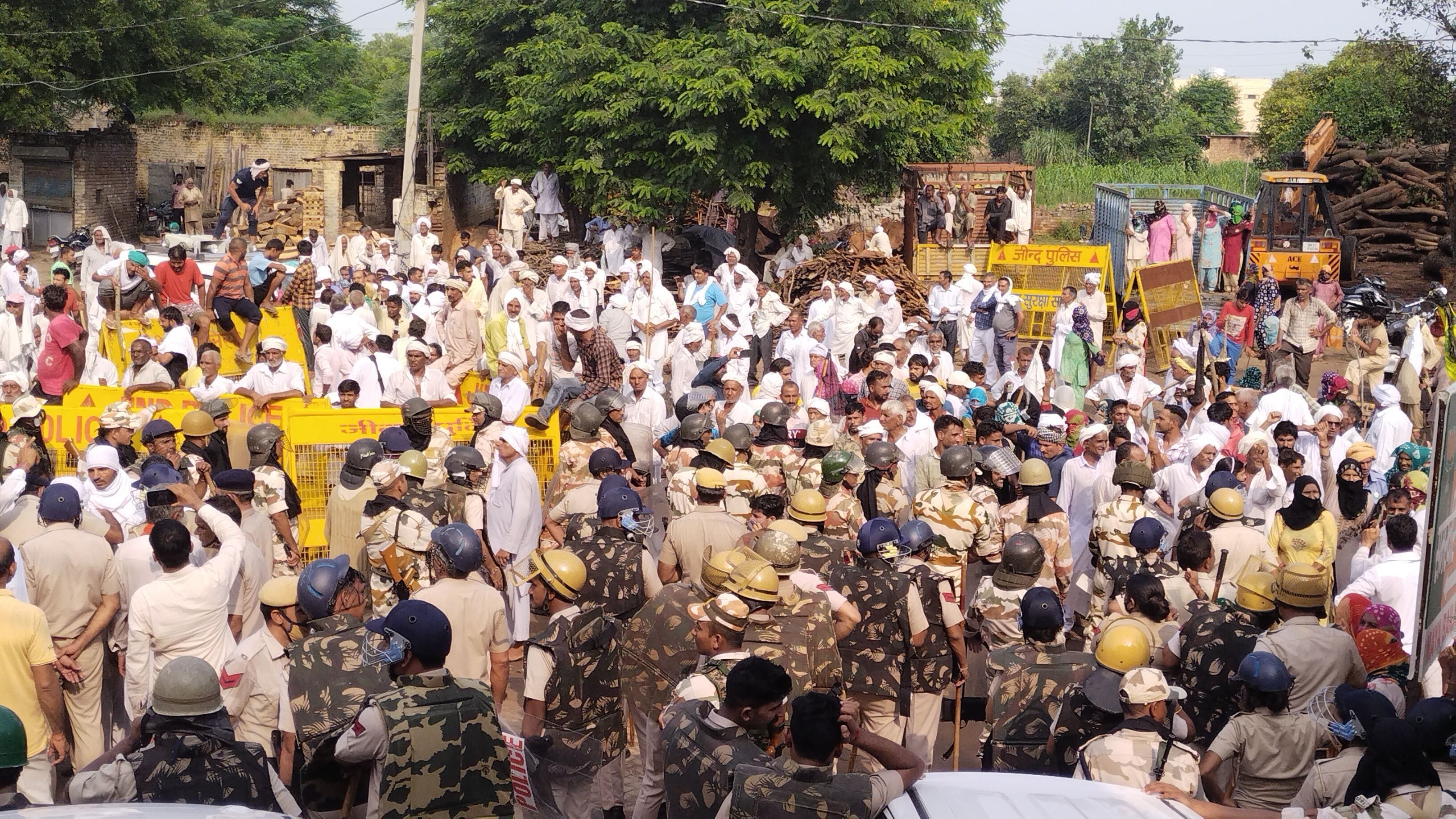  पुलिस और किसानों के बीच चल रही झड़प। संवाद