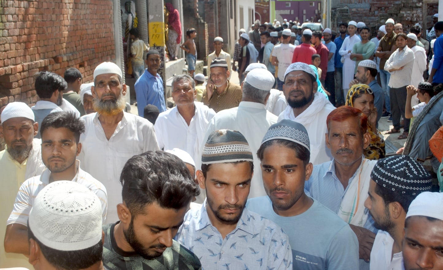 शामली बनत में मृतक युवक के घर लगी भीड़। संवाद शामली बनत में मृतक युवक के घर लगी भीड़। संवाद