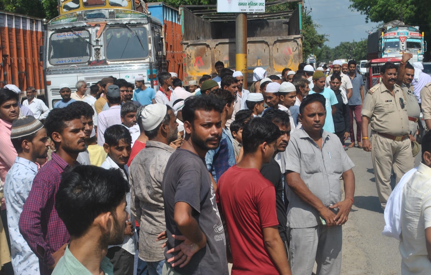 शामली के बनत में मेन रोड पर जाम लगाने की कोशिश करते मृतक के परिजन और ग्रामीण। संवाद शामली के बनत में मेन रोड पर जाम लगाने की कोशिश करते मृतक के परिजन और ग्रामीण। संवाद