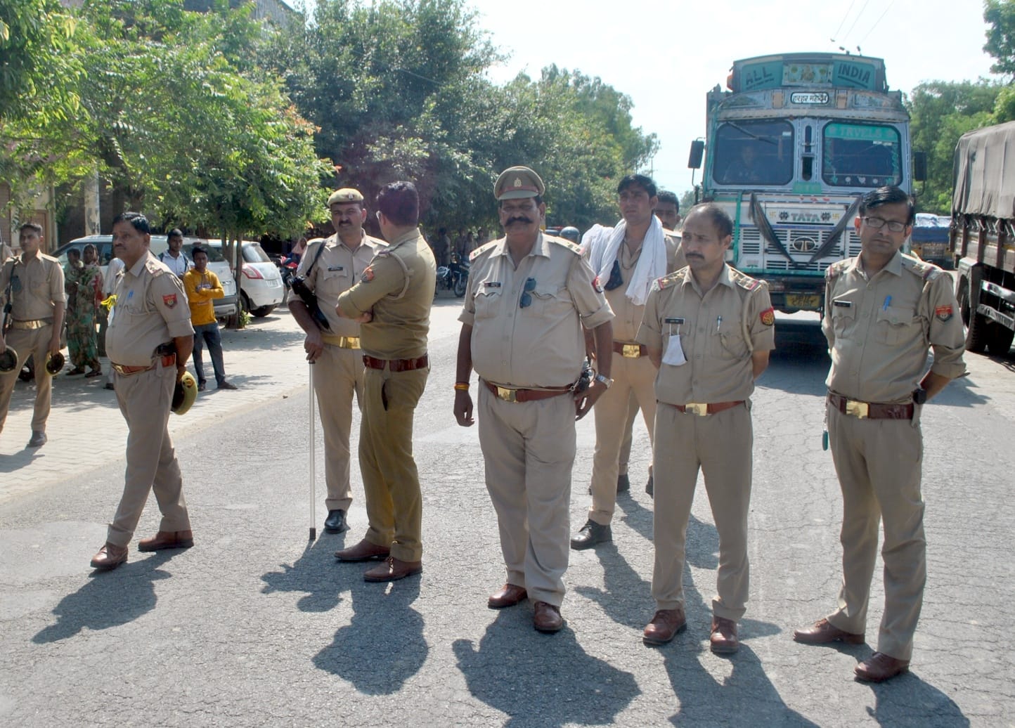 शामली में घटना के बाद तैनात पुलिसकर्मी। संवाद शामली में घटना के बाद तैनात पुलिसकर्मी। संवाद