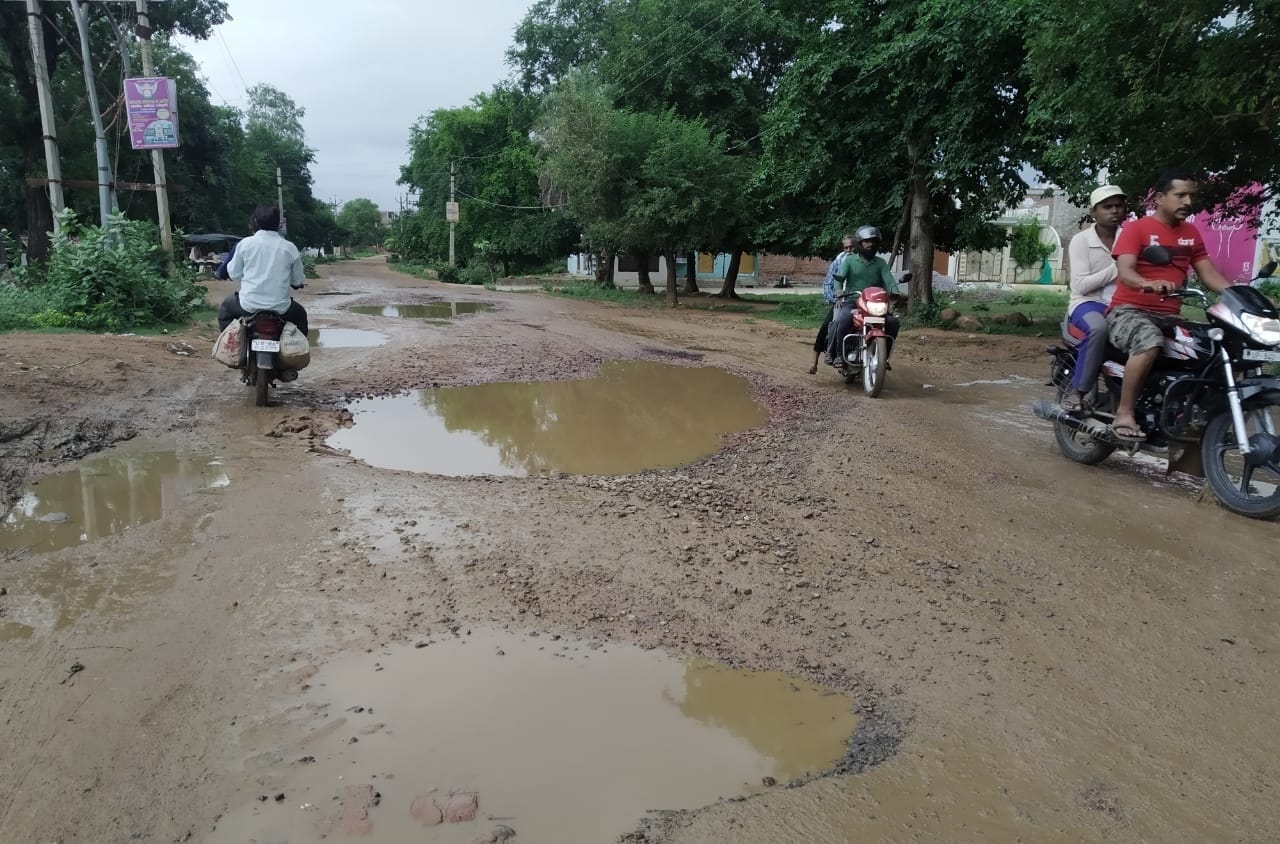 सदनशाह से रेलवे क्रासिंग तक हुए गहरे गड्ढे व भरा पानी सदनशाह से रेलवे क्रासिंग तक हुए गहरे गड्ढे व भरा पानी