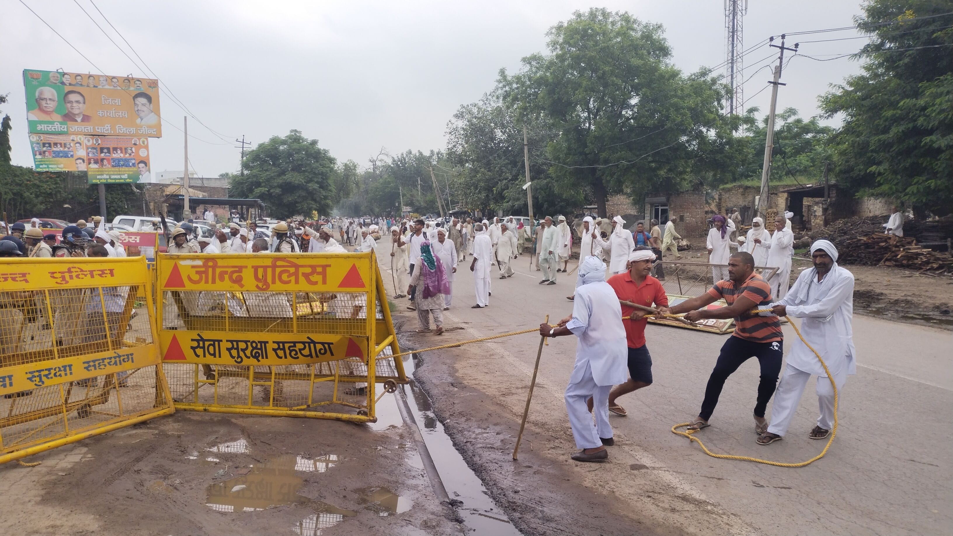  पुलिस द्वारा की गई भाजपा कार्यालय के बाहर बैरिकेडिंग को तोड़ते किसान। संवाद