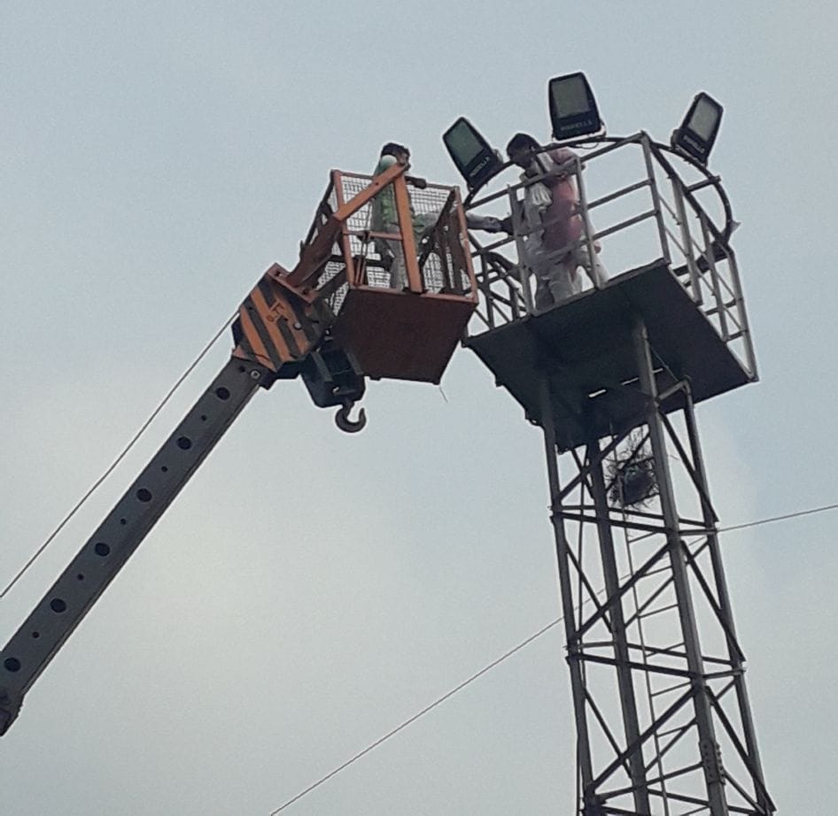 समालखा। समालखा अनाज मंडी में टावर पर चढ़े किसान को क्रेन से उतारते हुए।