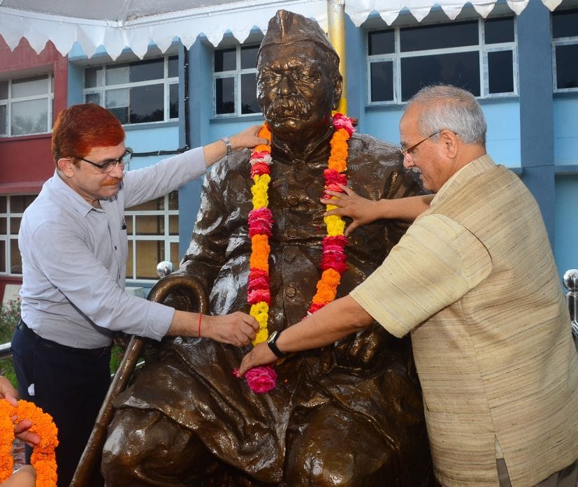 पंतनगर में पंतजी की प्रतिमा पर माल्यर्पण करते कुलपति व अन्य।