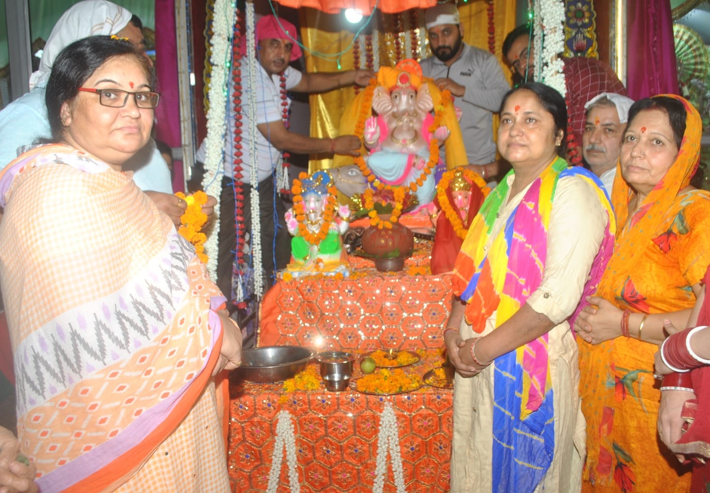 शामली रधुनाथ मन्दिर में श्री गणेश जी महाराजा की माल्यापर्ण करते श्रद्वांलू