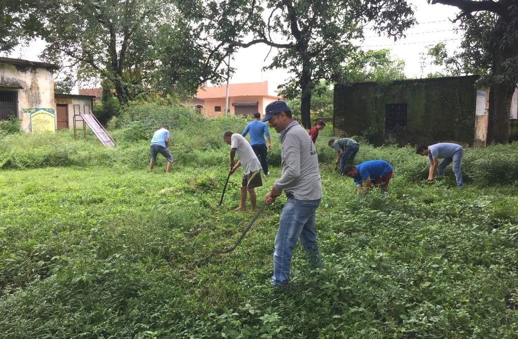रायवाला स्थित प्रतीतनगर के राजकीय प्राथमिक विद्यालय में श्रमदान करने वाले स्थानीय युवा। रायवाला स्थित प्रतीतनगर के राजकीय प्राथमिक विद्यालय में श्रमदान करने वाले स्थानीय युवा।