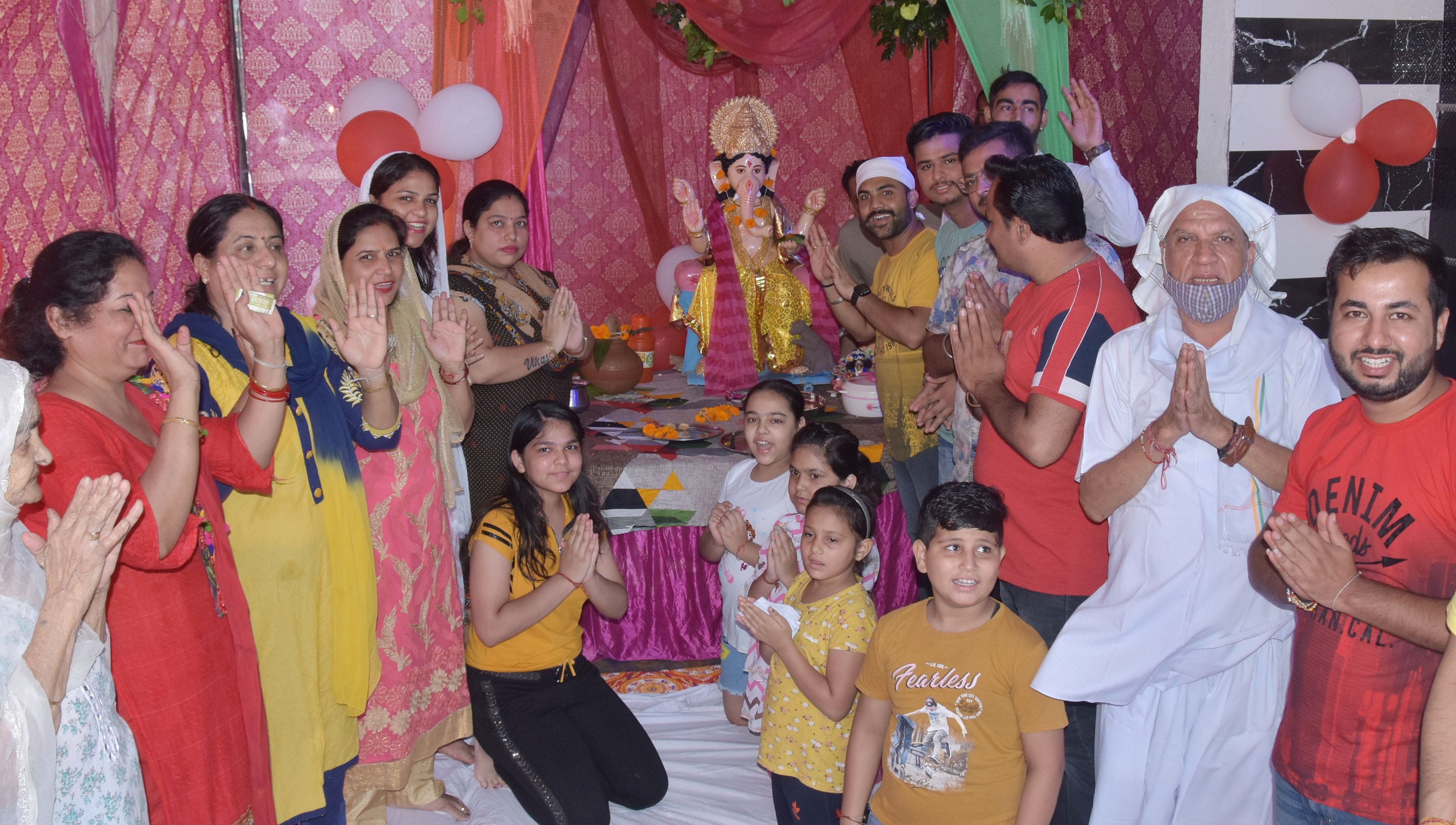 गोपाल नगर में गणेश स्थापना करते श्रद्घालु गोपाल नगर में गणेश स्थापना करते श्रद्घालु