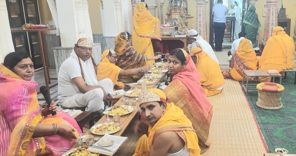 चिलकाना के जैन मंदिर में पूजा करते जैन श्रद्धालु
