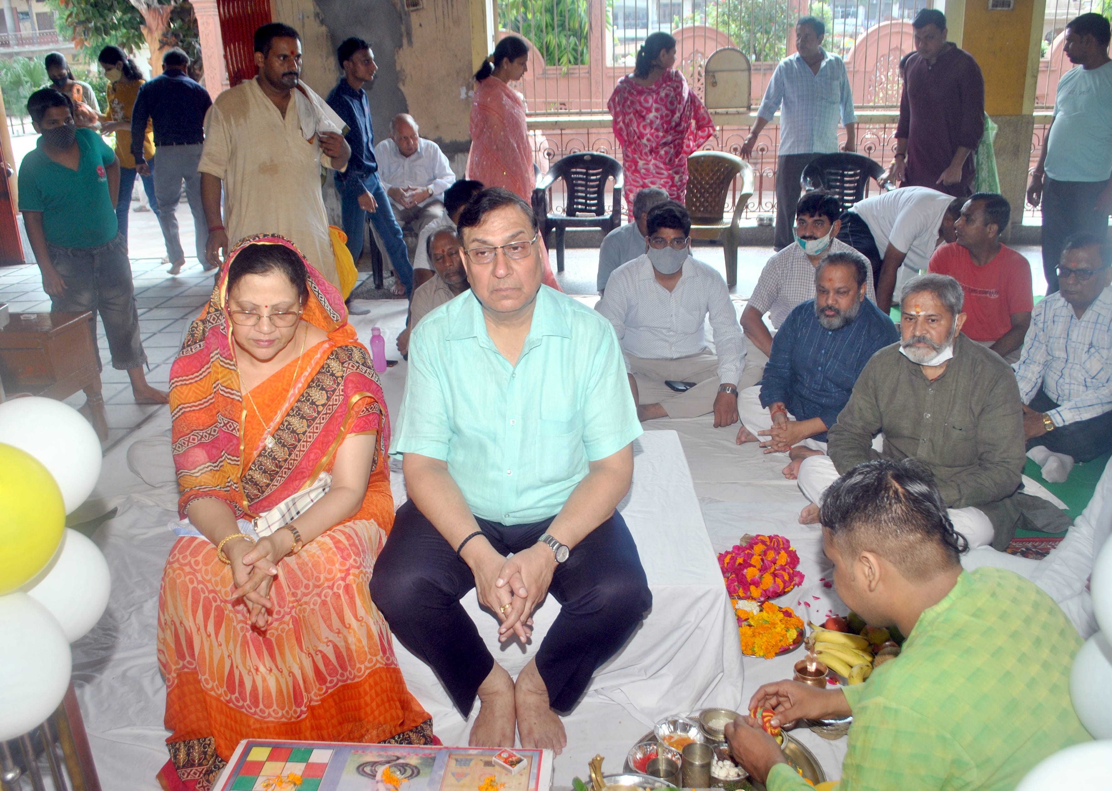 शामली हनुमान धाम पर  श्री  गणेश मोहत्सव के दोरान   पूजन करते श्रद्वांलू