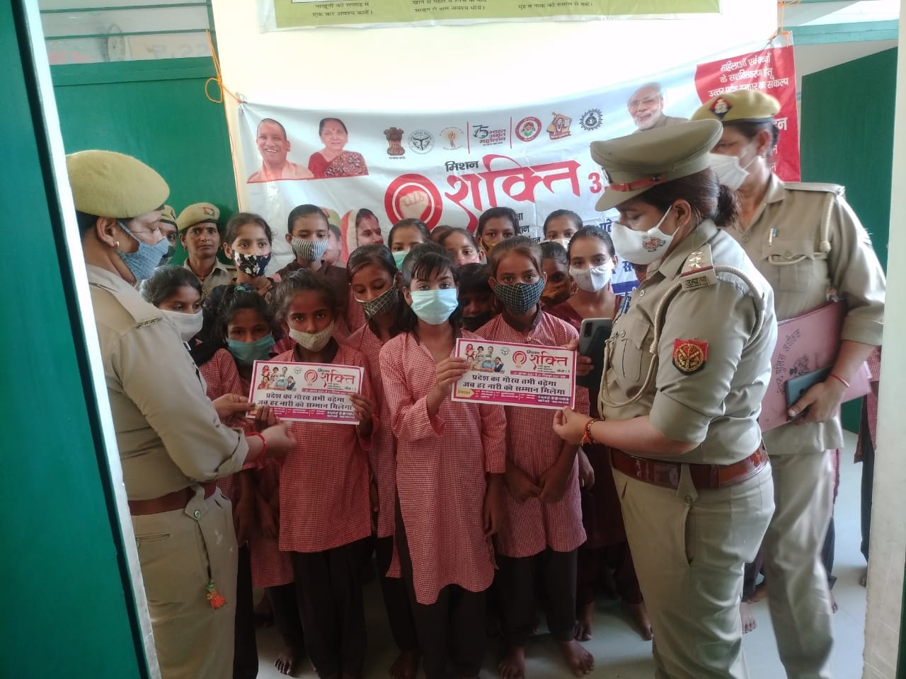 पिजौरा में छात्राओं को जागरुक करती पुलिस पिजौरा में छात्राओं को जागरुक करती पुलिस