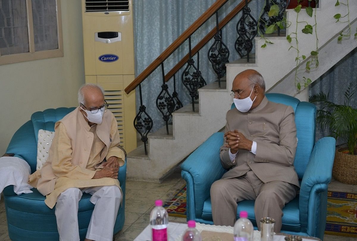 Prayagraj News :  पूर्व राज्यपाल केशरीनाथ त्रिपाठी से बातचीत करते राष्ट्रपति रामनाथ कोविंद।