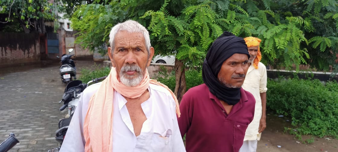 पोस्टमार्टम हाउस के बाहर घटना के बारे में बताता पिता। संवाद पोस्टमार्टम हाउस के बाहर घटना के बारे में बताता पिता। संवाद