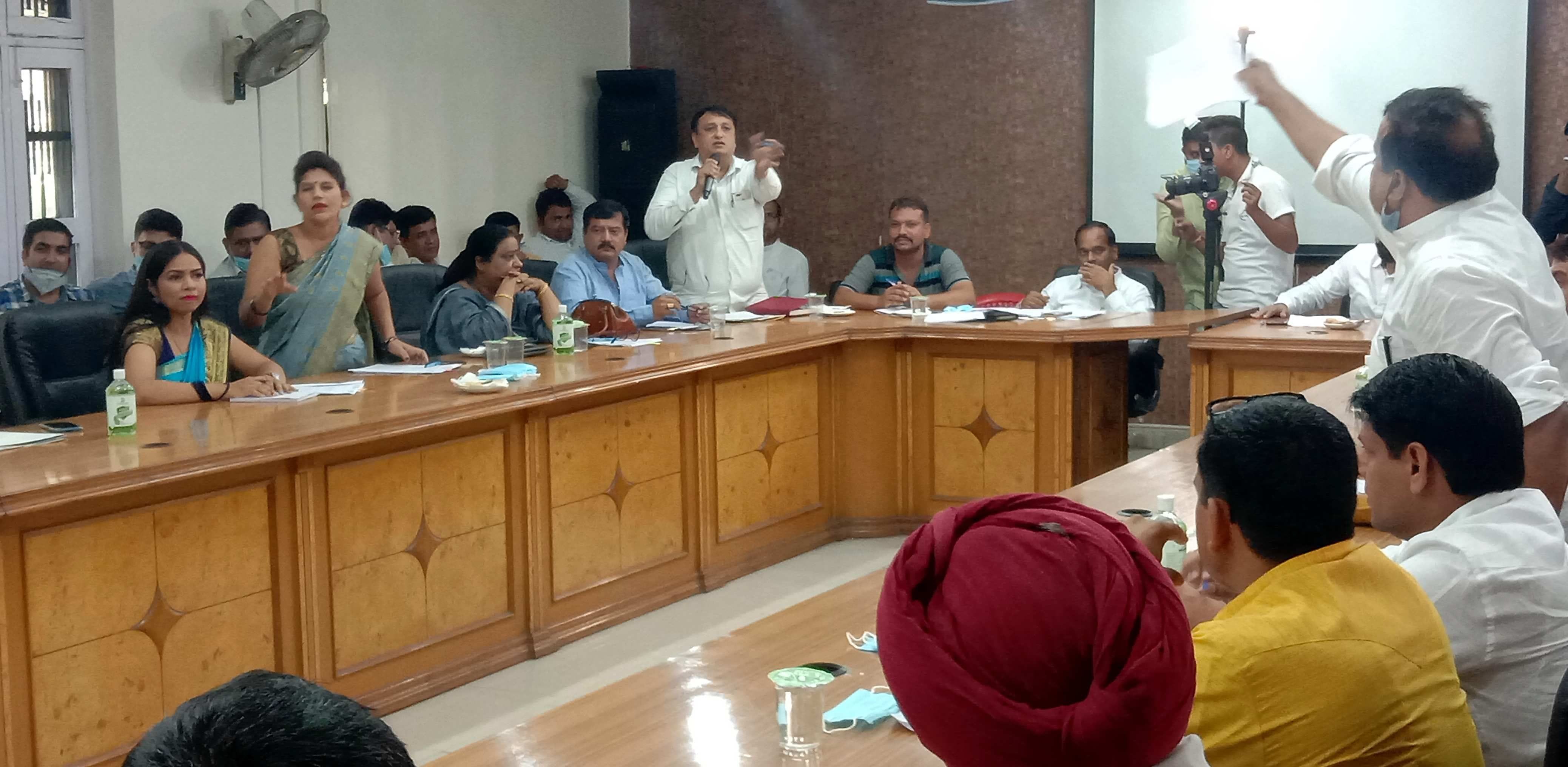 हाउस की बैठक में पार्षद मोनिका के पति को बोलने से टोकते पार्षद लक्ष्मीनारायण तनेजा। संवाद