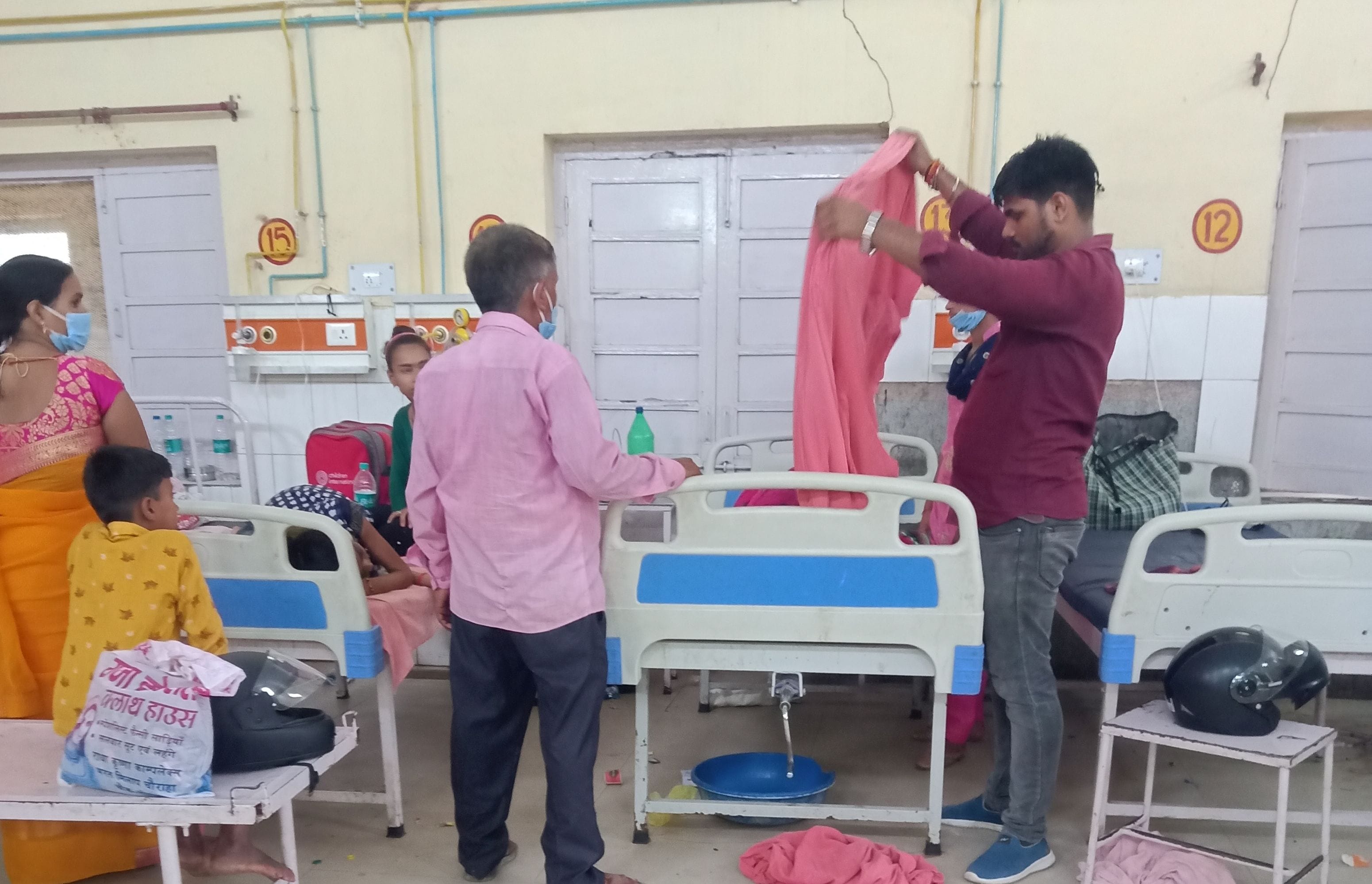12द्दस्रड्डश्च2-गोंडा के जिला अस्पताल में खुद चद्दर हटाता तीमारदार। 12द्दस्रड्डश्च2-गोंडा के जिला अस्पताल में खुद चद्दर हटाता तीमारदार।
