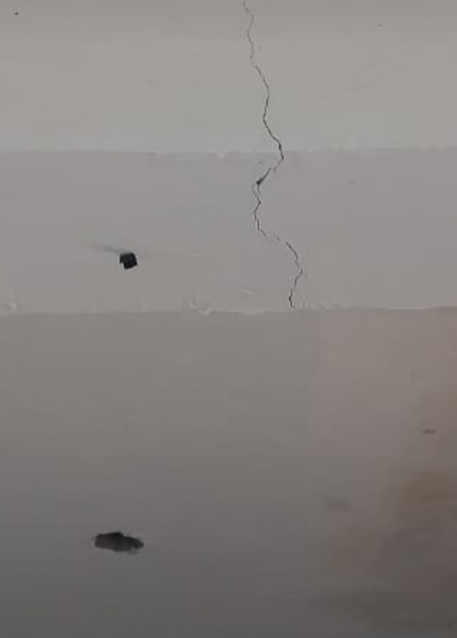 फोटो संख्या 25- पंचायत घर की दीवारों में पड़ रही दरारें फोटो संख्या 25- पंचायत घर की दीवारों में पड़ रही दरारें
