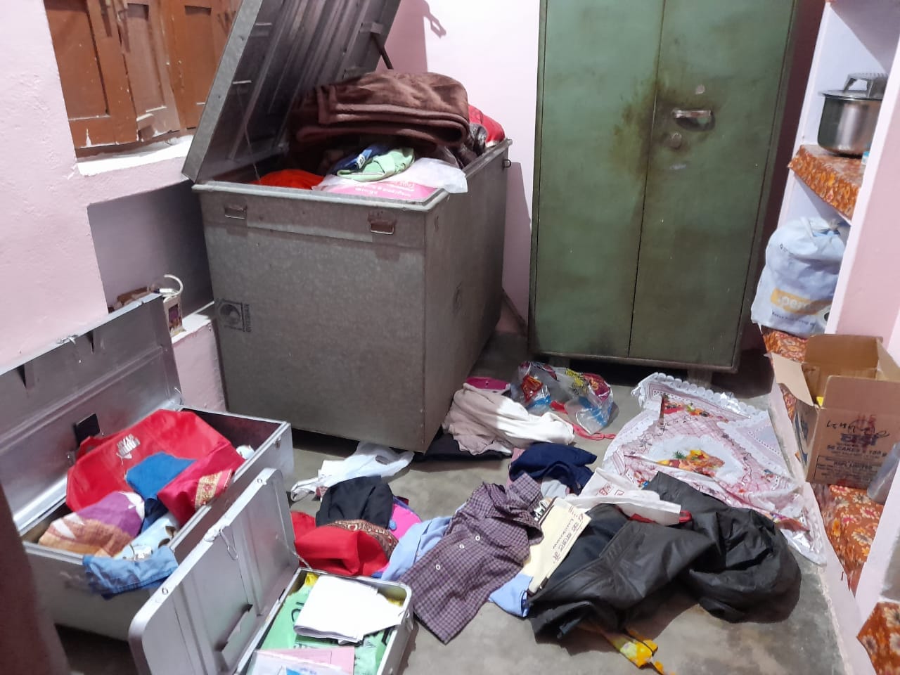 फोटो संख्या 37- घर में बिखरा पड़ा सामान व खुले बक्सें फोटो संख्या 37- घर में बिखरा पड़ा सामान व खुले बक्सें