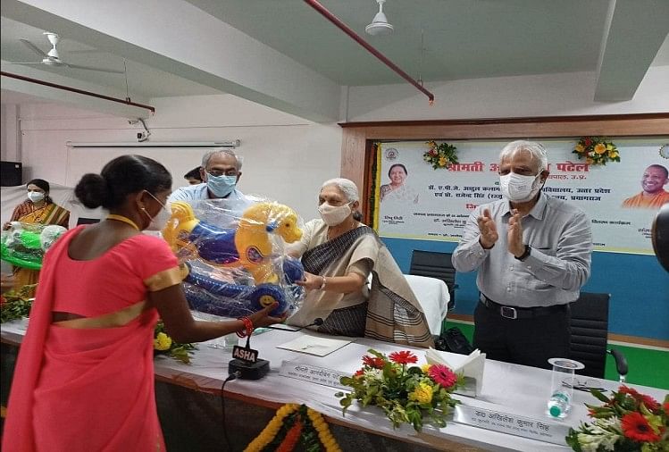 नई शिक्षा नीति के तहत 2030 तक 50 प्रतिशत छात्रों को विवि में पह़ुंचाने का लक्ष्य- राज्यपाल Prayagraj News : रज्जू भैया राज्य विश्वविद्यालय में आयोजित कार्यक्रम में राज्यपाल आनंदी बेन पटेल।