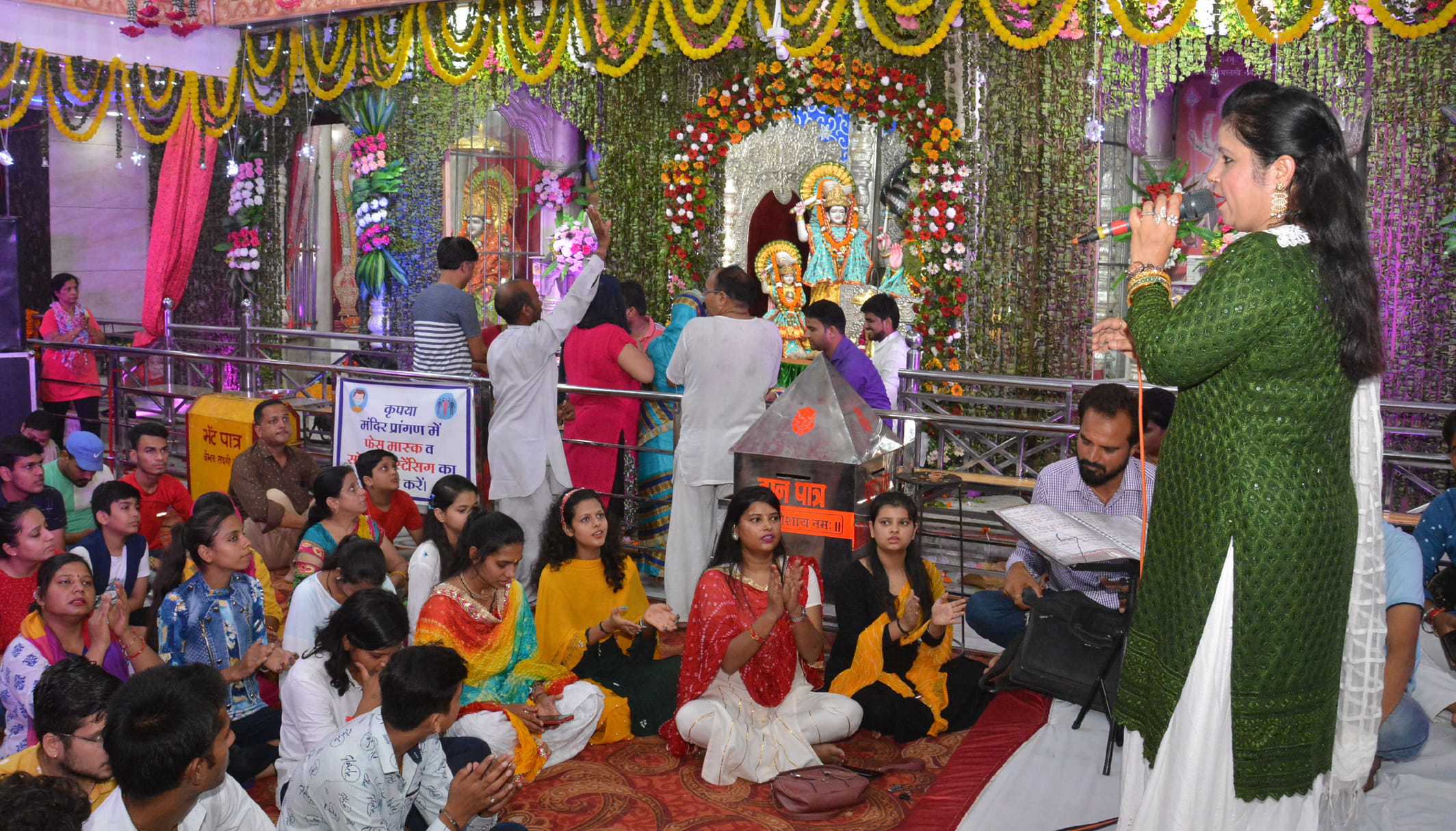 मुजफ्फरनगर के गणपति धाम मंदिर में भजन संध्या में गीत गाती गायक। मुजफ्फरनगर के गणपति धाम मंदिर में भजन संध्या में गीत गाती गायक।