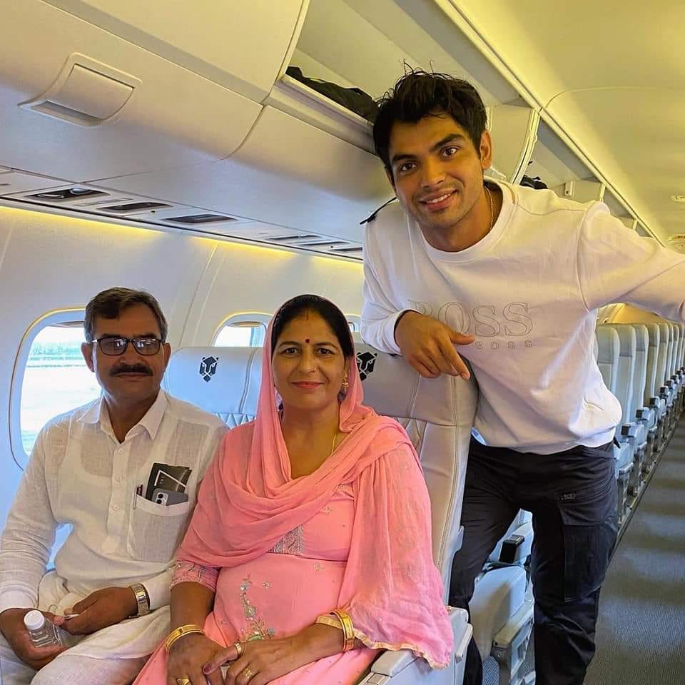 पानीपत। अपने माता पिता के साथ जहाज में सफर करते हुए नीरज। पानीपत। अपने माता पिता के साथ जहाज में सफर करते हुए नीरज।