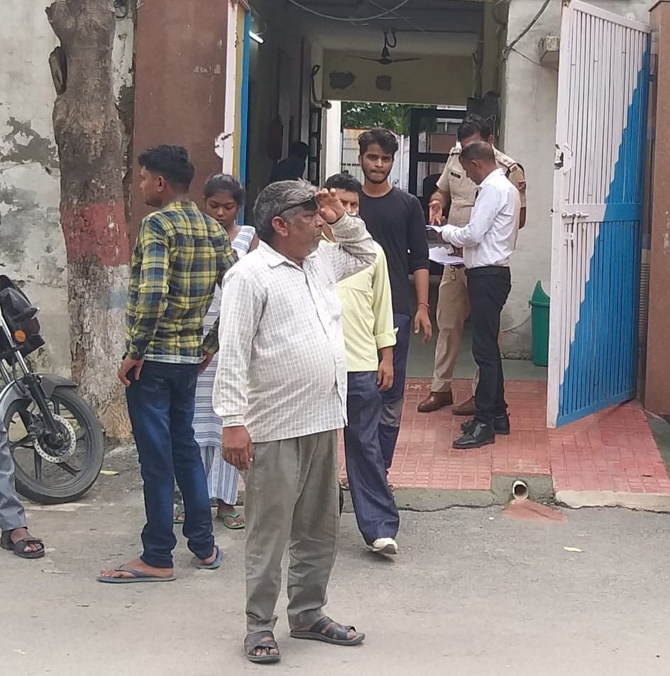 घटना के बाद जीआरपी थाना पहुंचे परिजन। संवाद घटना के बाद जीआरपी थाना पहुंचे परिजन। संवाद
