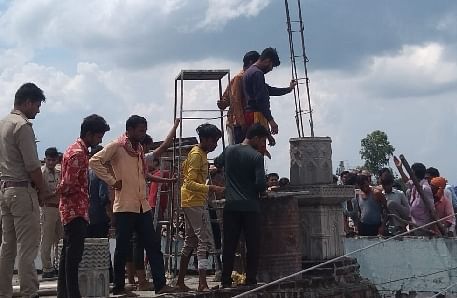 Controversy Over The Construction Of The Dome Of The Mosque, Due To Tension, The Police Removed The Dome - मस्जिद का गुंबद बनाने को लेकर विवाद, तनाव के चलते पुलिस ने हटवाया